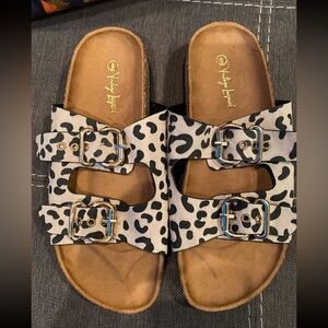 Womens leopard 🐆 sandals size 6